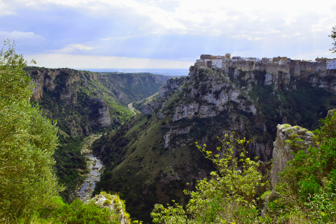 La gravina e il centro storico di Gravina in Puglia