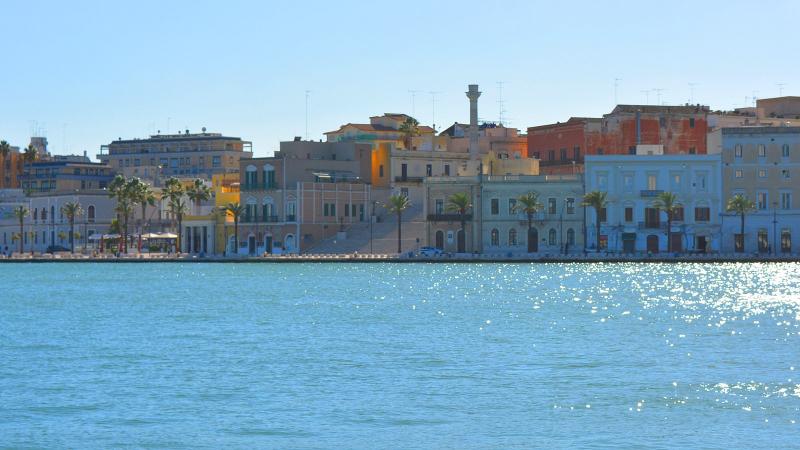 Il lungomare di Brindisi visto dal mare