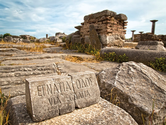 Pietra con l'iscrizione Via Traiana nel parco archeologico di Egnazia