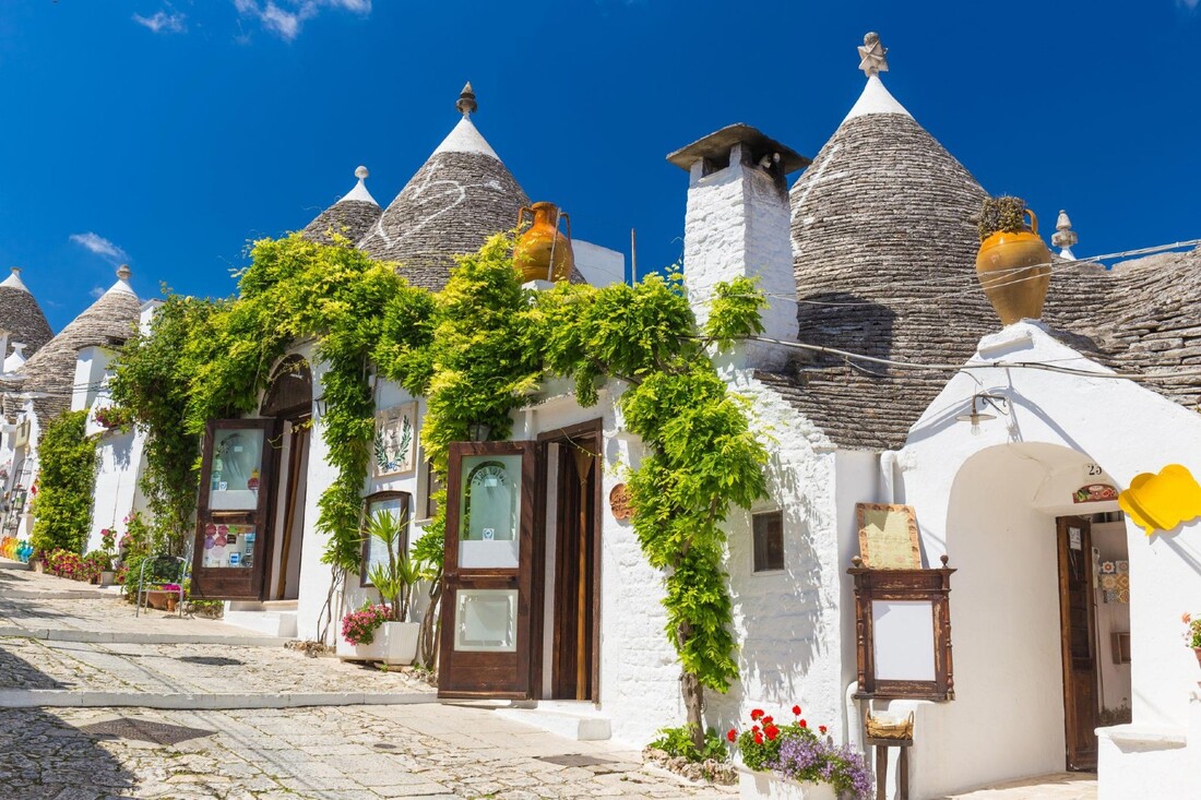 Trulli con i tetti a cono in una via di Alberobello