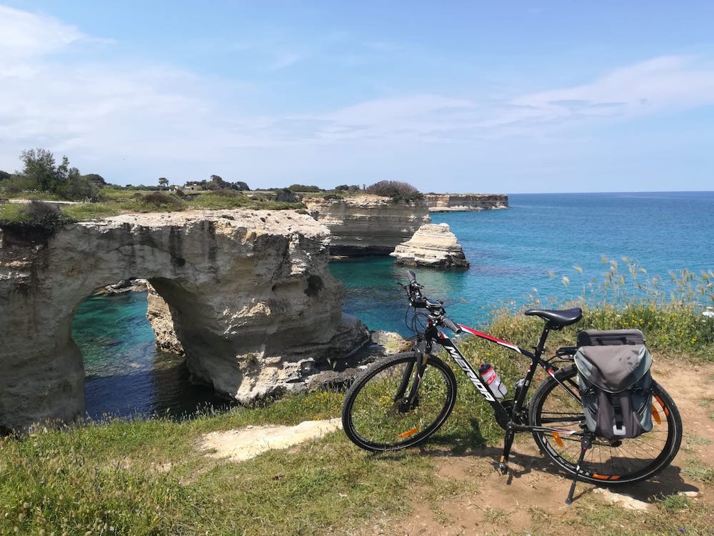 Bici sulla scogliera di Torre Sant'Andrea nel Salento
