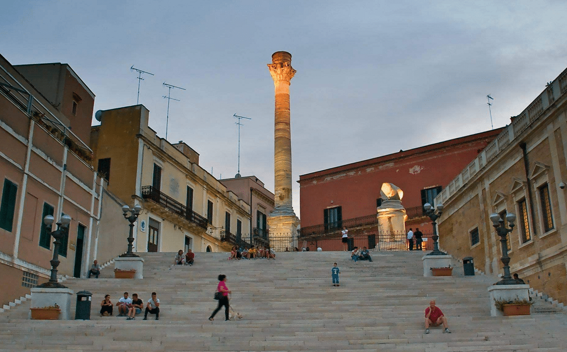 La colonna romana in cima alla scalinata sul porto di Brindisi