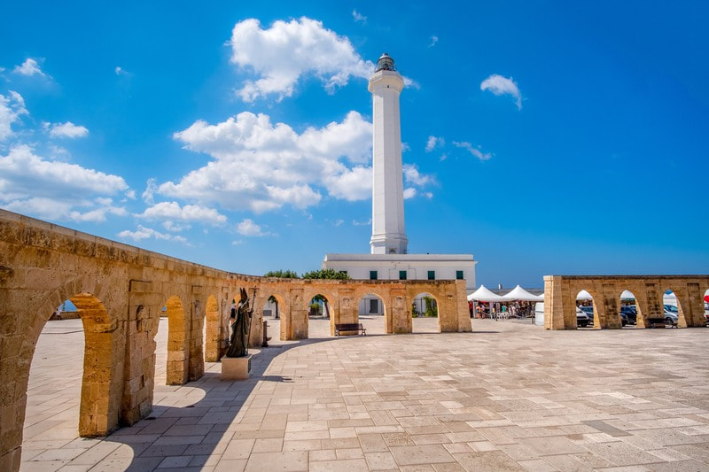 Il piazzale del santuario e il faro di Santa Maria di Leuca