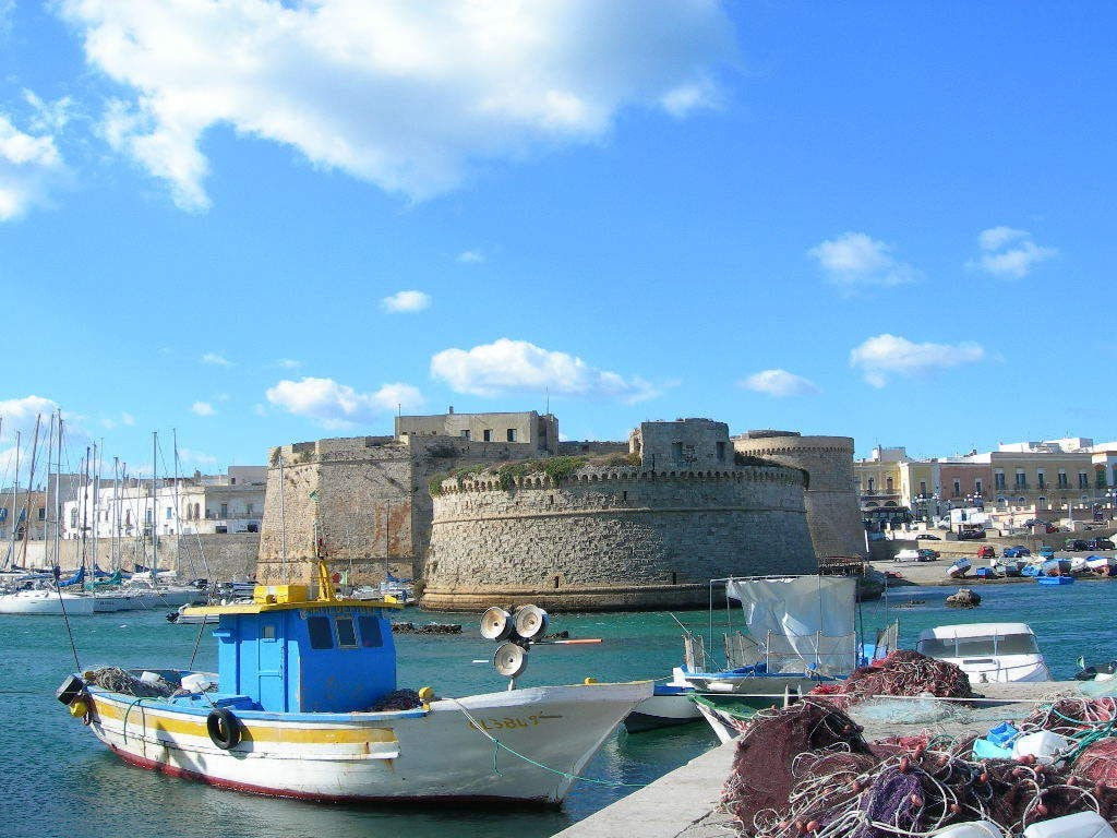Barche da pesca davanti al castello di Gallipoli