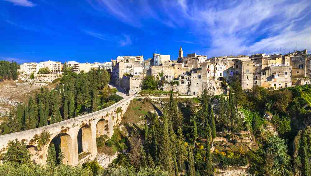 Il ponte sulla gravina e il centro storico di Gravina in Puglia