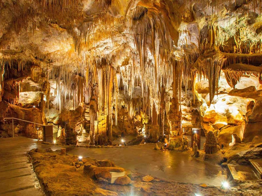Stalattiti e stalagmiti nelle Grotte di Castellana