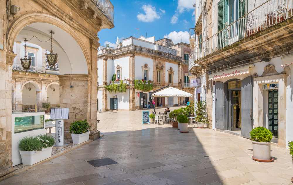 Una piazza barocca nel centro di Martina Franca