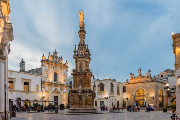 Piazza Salandra con la guglia dell'Immacolata a Nardò