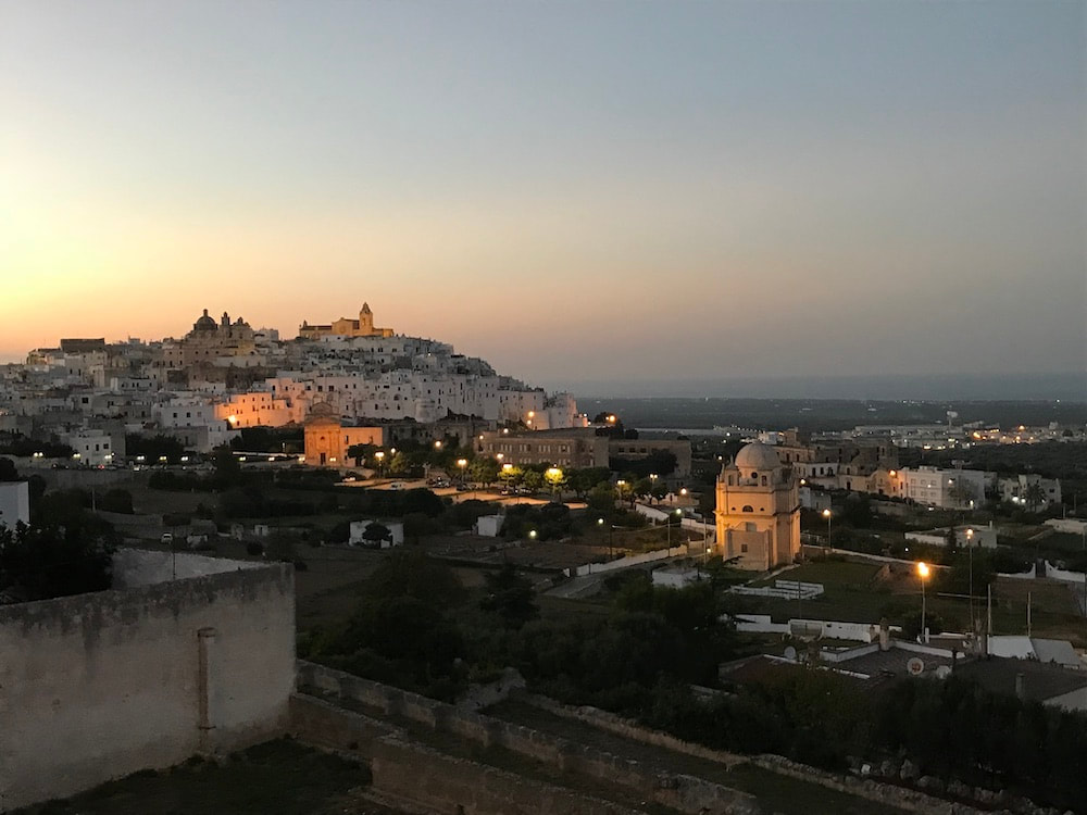 Ostuni illuminata al tramonto sul suo colle