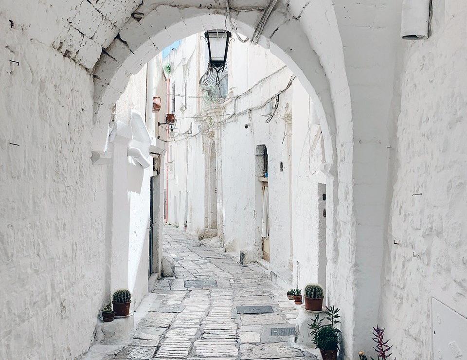 Vicolo bianco nel centro storico di Ostuni