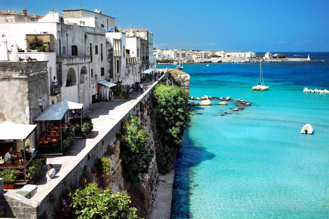 Il borgo di Otranto affacciato sul mare turchese