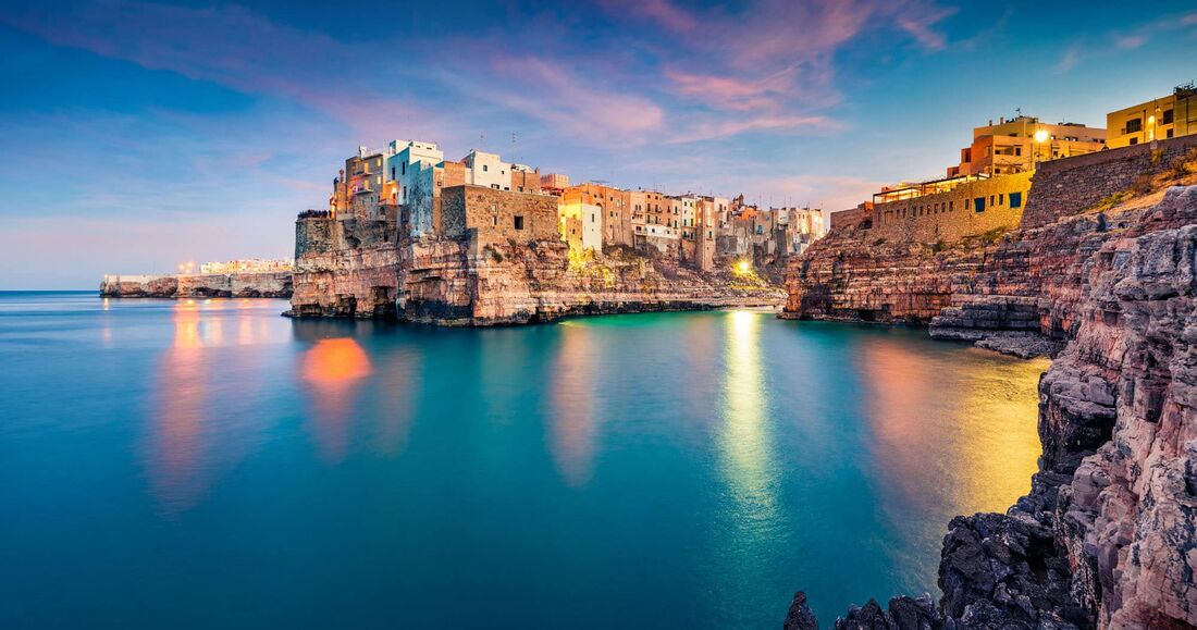 Polignano a Mare al tramonto sulla scogliera