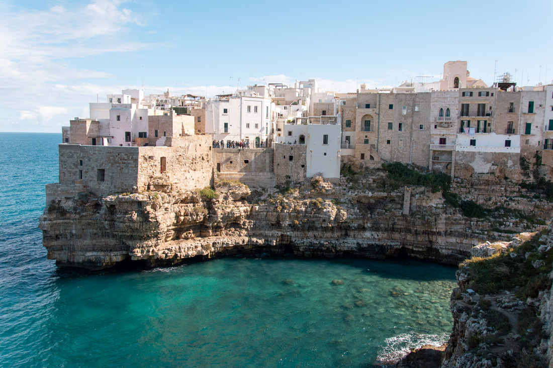 Polignano a Mare sulla scogliera a picco sull'Adriatico