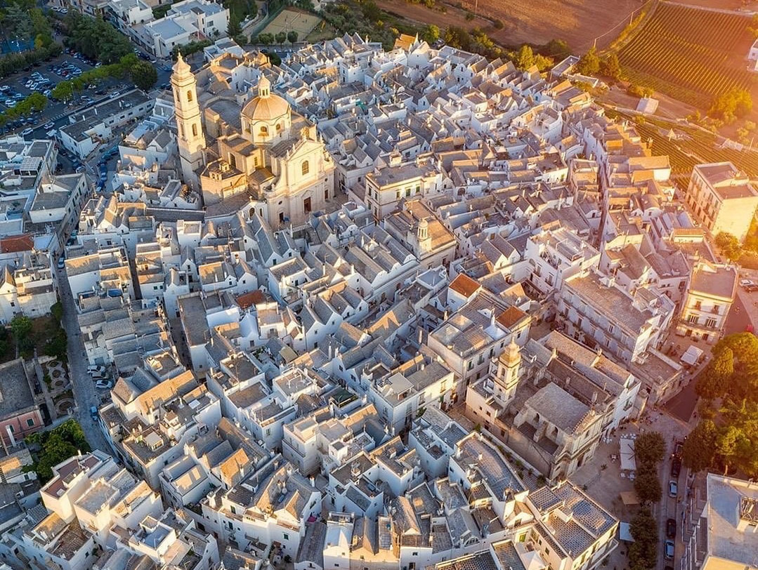 Veduta aerea del centro storico circolare di Locorotondo