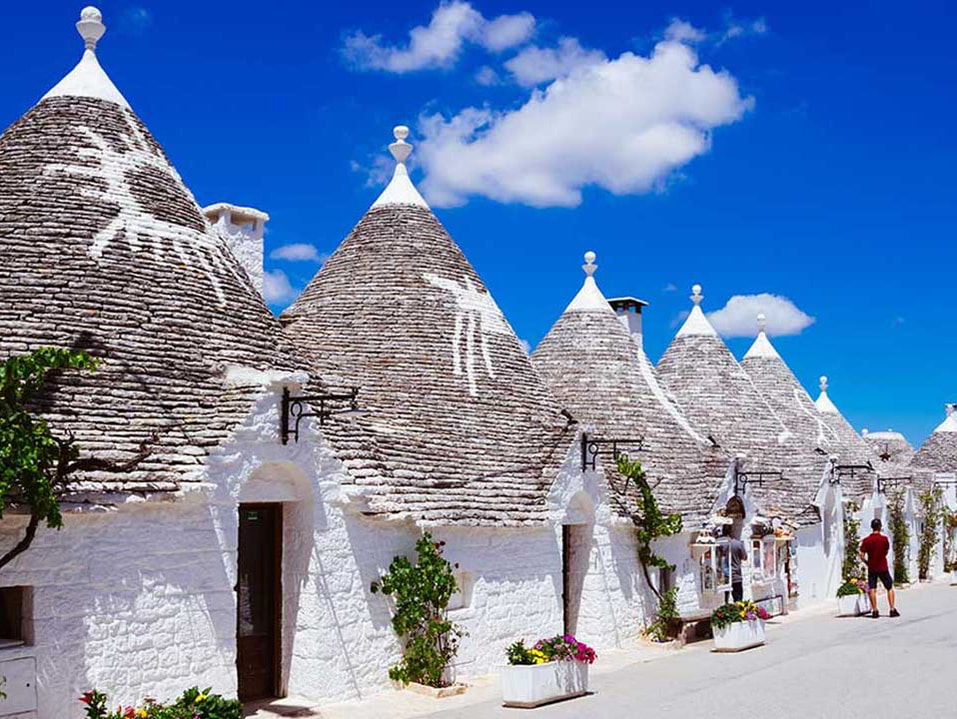 Trulli con i simboli dipinti sui tetti ad Alberobello
