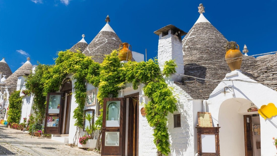 Trulli con i tetti a cono in una via di Alberobello