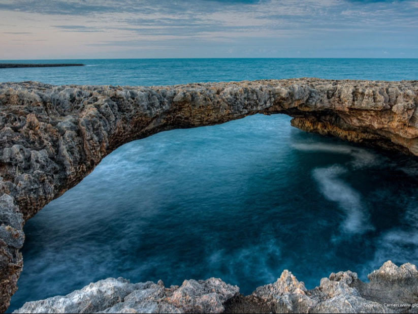 Un arco di roccia naturale sul mare tra Monopoli e Polignano
