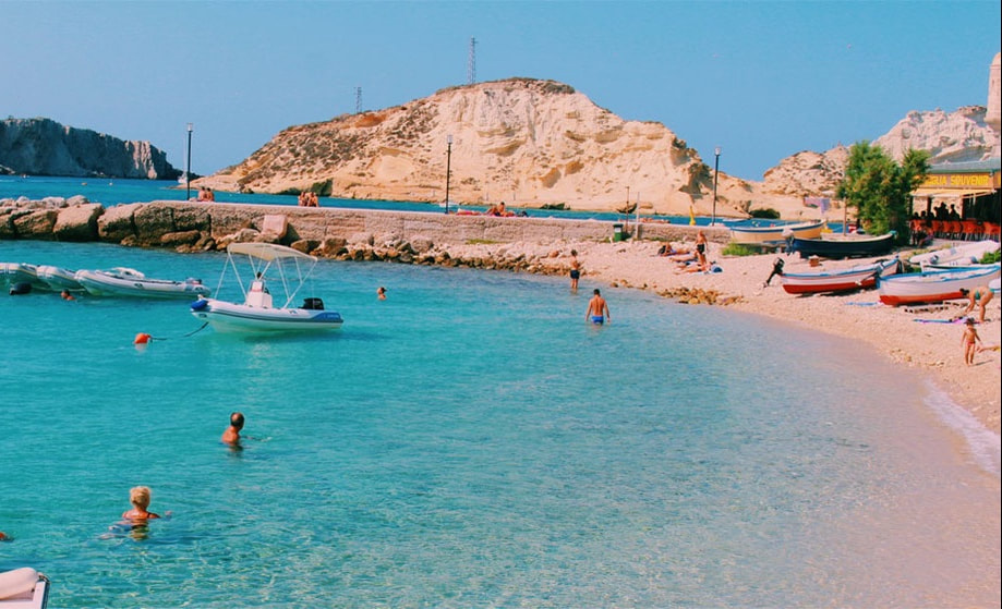 Acqua trasparente e barche in una baia delle Isole Tremiti