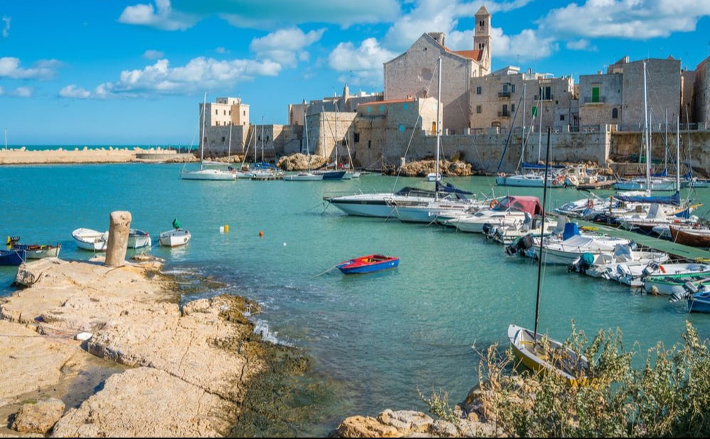 Il porticciolo e il centro storico di Giovinazzo