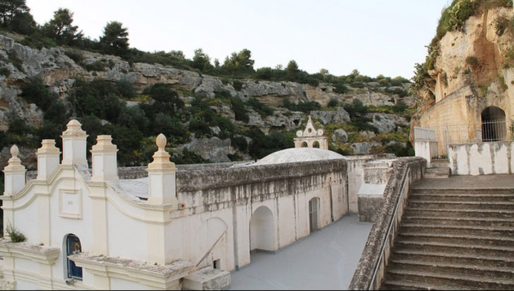 Il santuario della Madonna della Scala nella gravina di Massafra