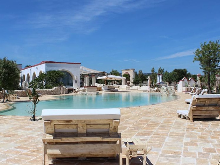 Piscina di una masseria nella campagna pugliese