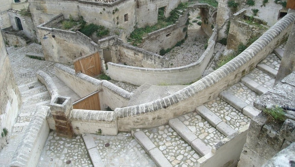 Scalinate e case scavate nella roccia dei Sassi di Matera