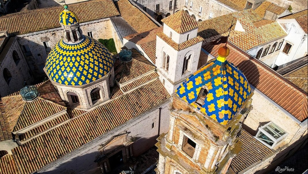 Le cupole in maiolica del monastero di San Benedetto a Conversano