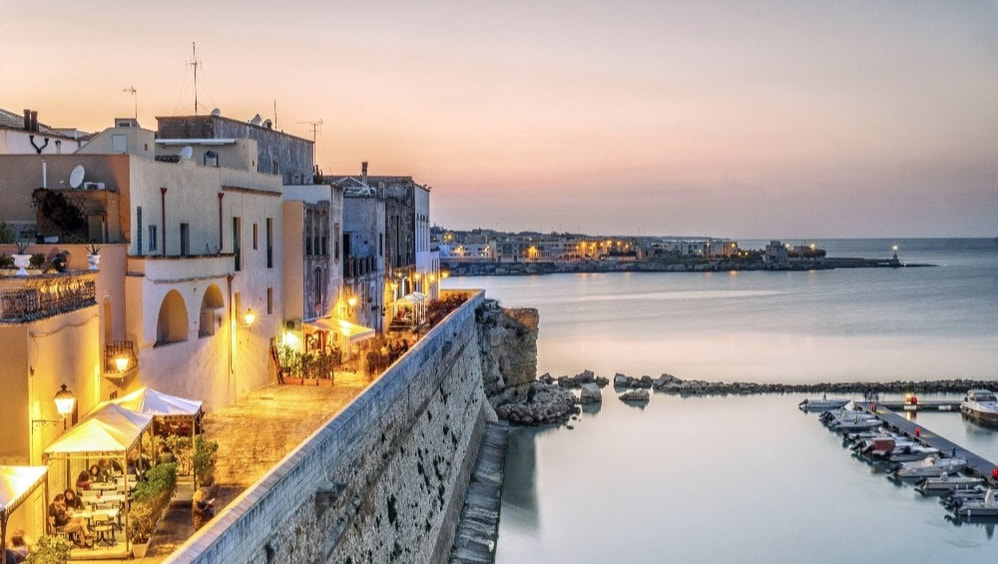 Il lungomare e il porto di Otranto al tramonto