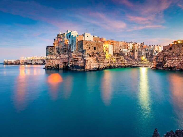 Polignano a Mare al tramonto sulla scogliera