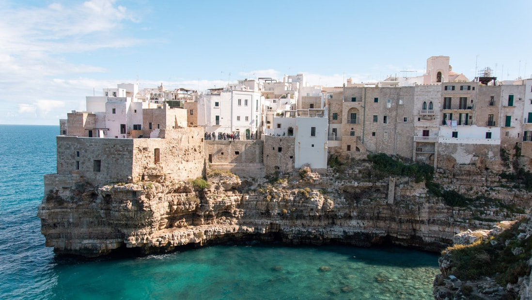 Polignano a Mare sulla scogliera a picco sull'Adriatico