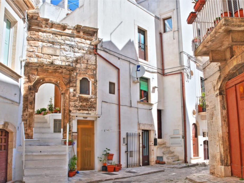 Vicolo bianco nel centro storico di Putignano