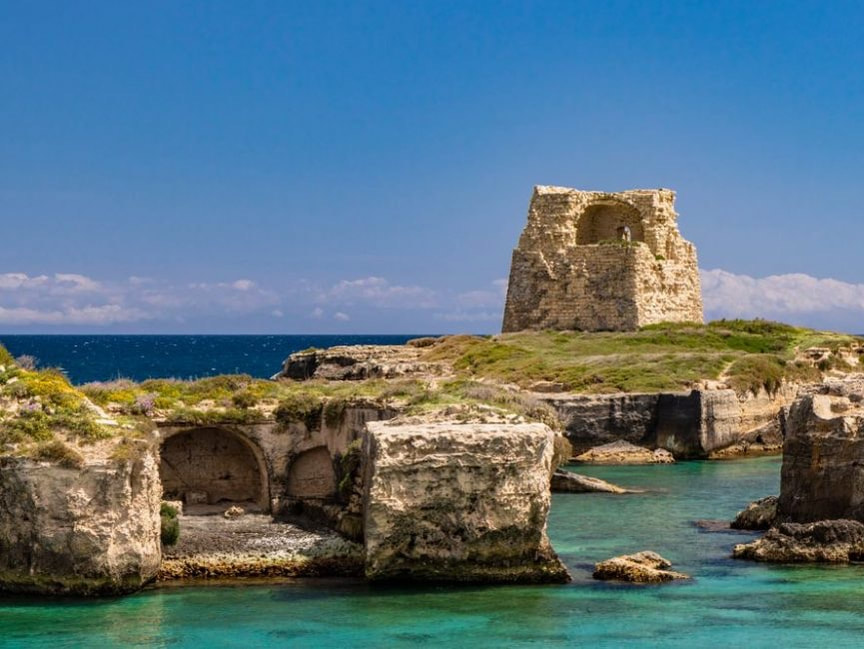 La torre di Roca Vecchia sulla costa