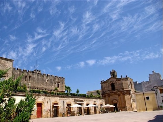 Il castello e la piazza di San Vito dei Normanni