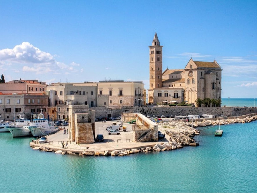 La cattedrale di Trani affacciata sul porto