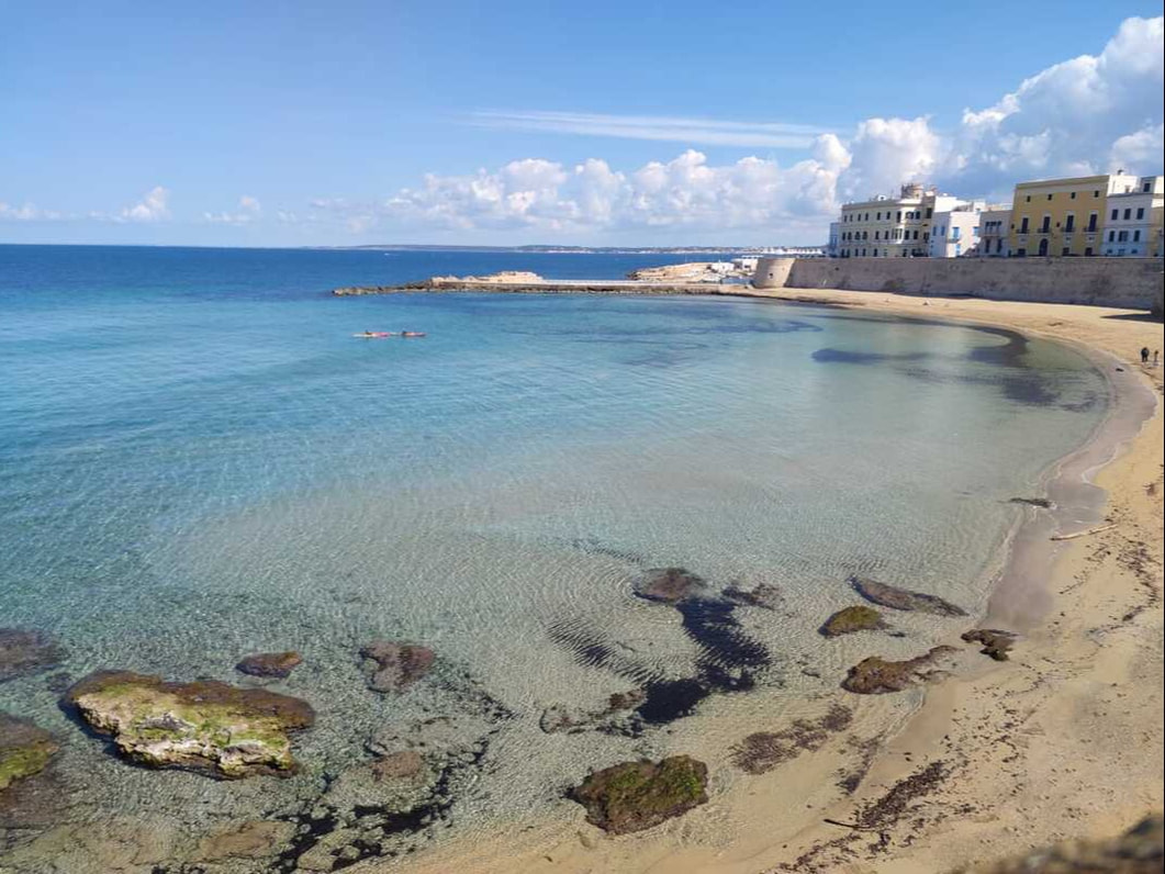 Spiaggia e mura del centro storico di Gallipoli