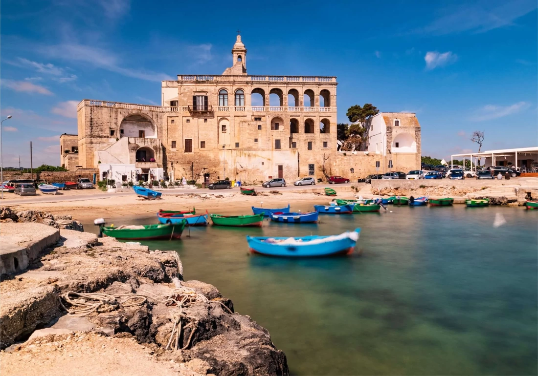 L'abbazia di San Vito sul porticciolo vicino a Polignano a Mare