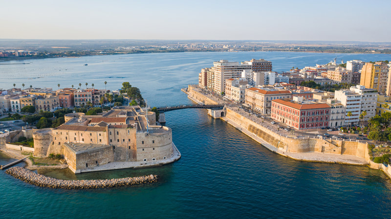 Taranto vista dall'alto con il castello aragonese e il canale navigabile