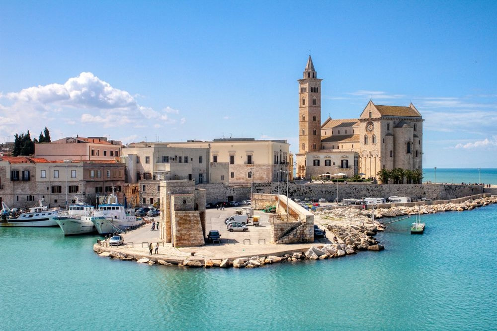 La cattedrale di Trani sul porto