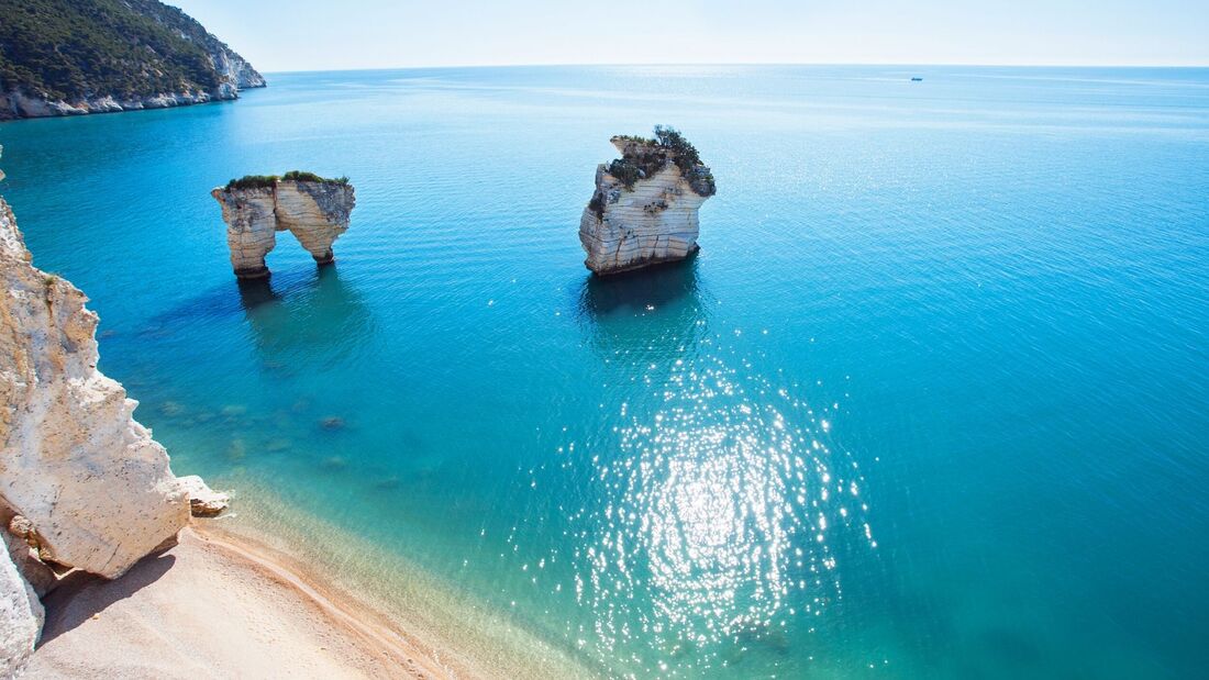 I faraglioni della Baia delle Zagare nel mare del Gargano