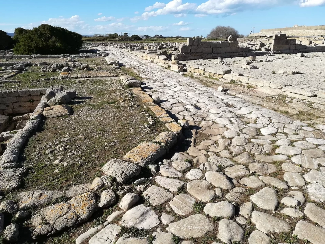 Il basolato romano nel parco archeologico di Egnazia